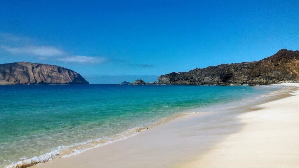 playa de las conchas con el mar en calma